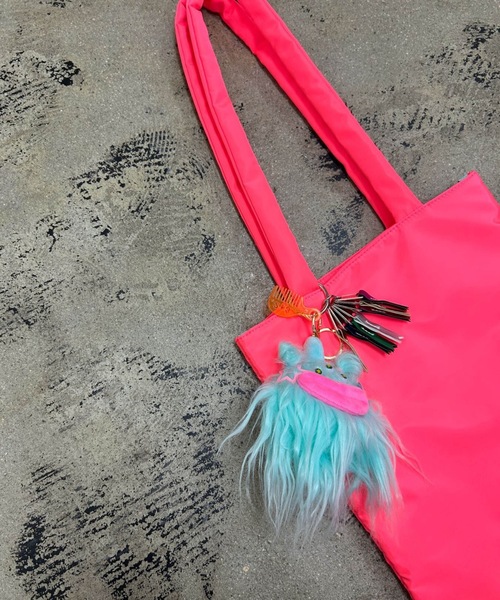 COMMON WARE(コモンウェアー)の「EM:cheek neon monster tote モンスターチャーム ピローネオントート(トートバッグ・レディース・オレンジ/イエロー/ピンク/グリーン・FREE)」の16枚目の写真