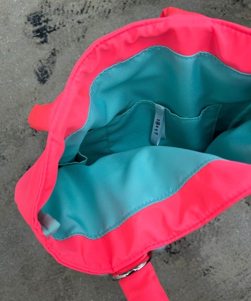 COMMON WARE(コモンウェアー)の「EM:cheek neon monster tote モンスターチャーム ピローネオントート(トートバッグ・レディース・オレンジ/イエロー/ピンク/グリーン・FREE)」の17枚目の写真