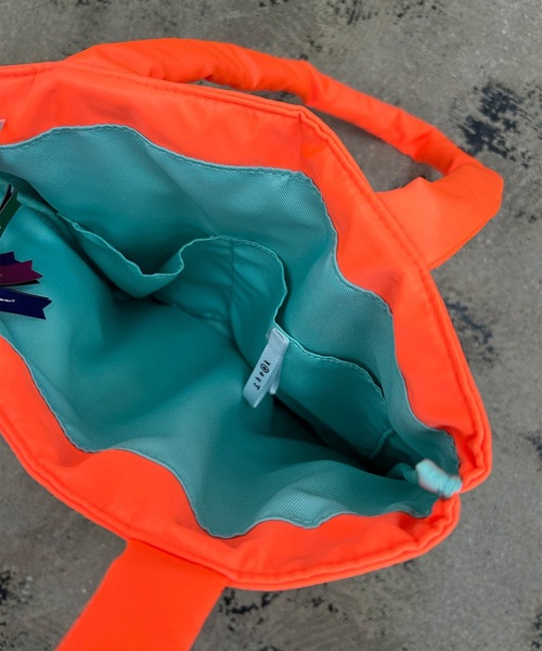 COMMON WARE(コモンウェアー)の「EM:cheek neon monster tote モンスターチャーム ピローネオントート(トートバッグ・レディース・オレンジ/イエロー/ピンク/グリーン・FREE)」の13枚目の写真