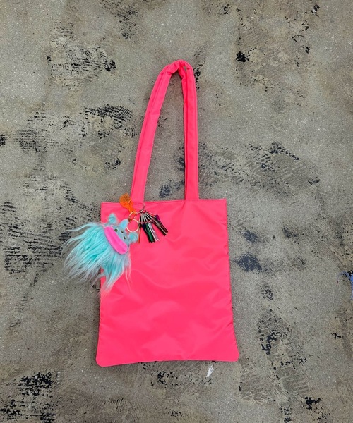 COMMON WARE(コモンウェアー)の「EM:cheek neon monster tote モンスターチャーム ピローネオントート(トートバッグ・レディース・オレンジ/イエロー/ピンク/グリーン・FREE)」の15枚目の写真