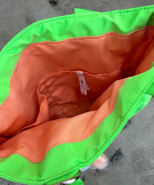COMMON WARE(コモンウェアー)の「EM:cheek neon monster tote モンスターチャーム ピローネオントート(トートバッグ・レディース・オレンジ/イエロー/ピンク/グリーン・FREE)」の9枚目の写真