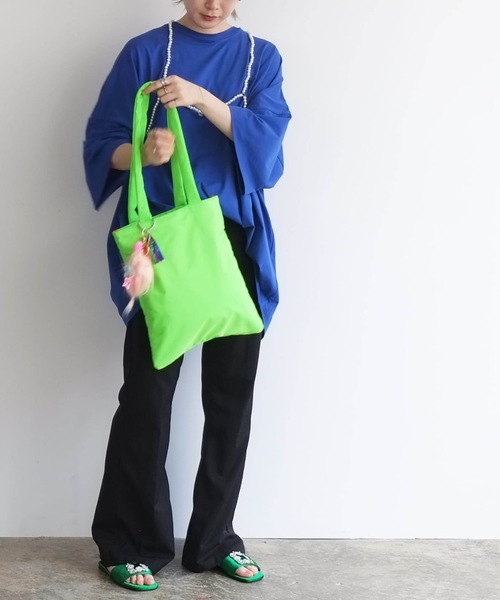 COMMON WARE(コモンウェアー)の「EM:cheek neon monster tote モンスターチャーム ピローネオントート(トートバッグ・レディース・オレンジ/イエロー/ピンク/グリーン・FREE)」の7枚目の写真