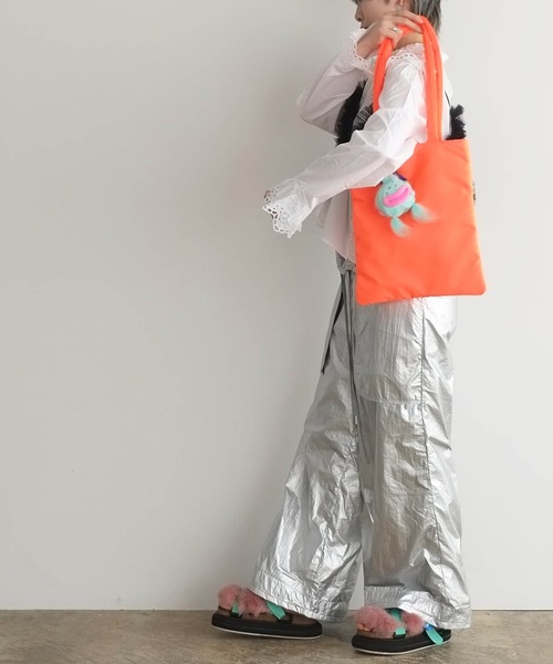 COMMON WARE(コモンウェアー)の「EM:cheek neon monster tote モンスターチャーム ピローネオントート(トートバッグ・レディース・オレンジ/イエロー/ピンク/グリーン・FREE)」の10枚目の写真