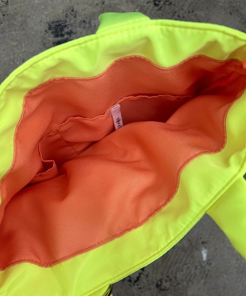 COMMON WARE(コモンウェアー)の「EM:cheek neon monster tote モンスターチャーム ピローネオントート(トートバッグ・レディース・オレンジ/イエロー/ピンク/グリーン・FREE)」の20枚目の写真