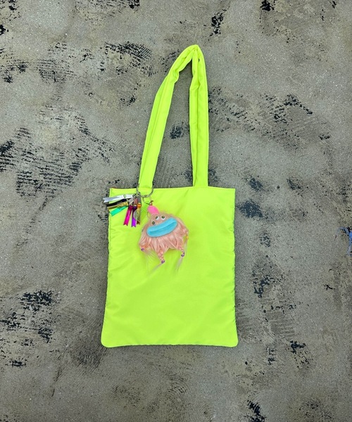 COMMON WARE(コモンウェアー)の「EM:cheek neon monster tote モンスターチャーム ピローネオントート(トートバッグ・レディース・オレンジ/イエロー/ピンク/グリーン・FREE)」の19枚目の写真