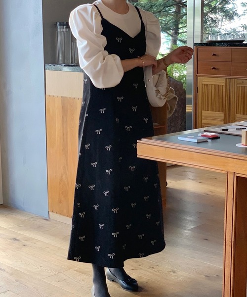 ABITOKYO(アビトーキョー)の「コーデュロイリボン柄Vネックキャミワンピース(ワンピース・レディース・ブラック/ベージュ・M/L/XL)」の4枚目の写真