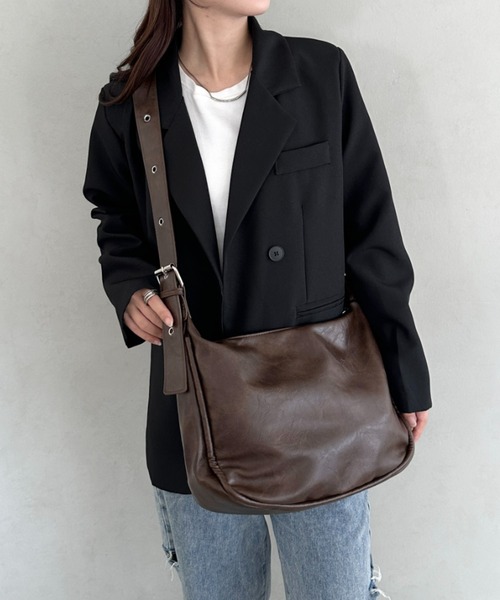 CLEA(クレア)の「ベルトヴィンテージライクショルダーバッグ(ショルダーバッグ・レディース・ブラウン/ブラック・FREE)」の1枚目の写真