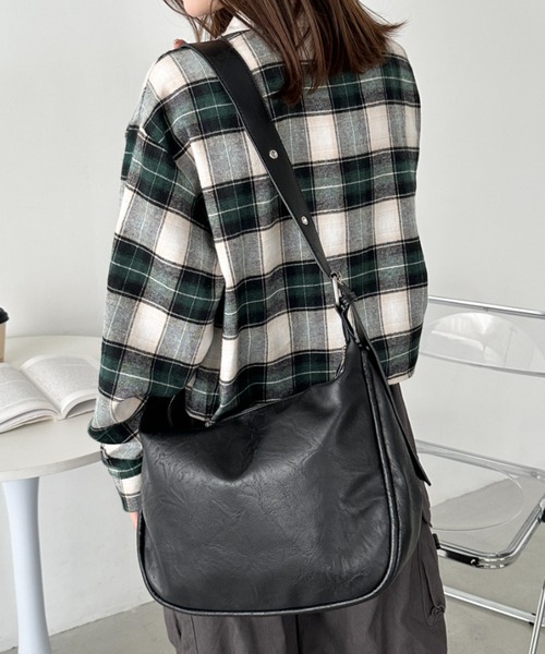 CLEA(クレア)の「ベルトヴィンテージライクショルダーバッグ(ショルダーバッグ・レディース・ブラウン/ブラック・FREE)」の21枚目の写真