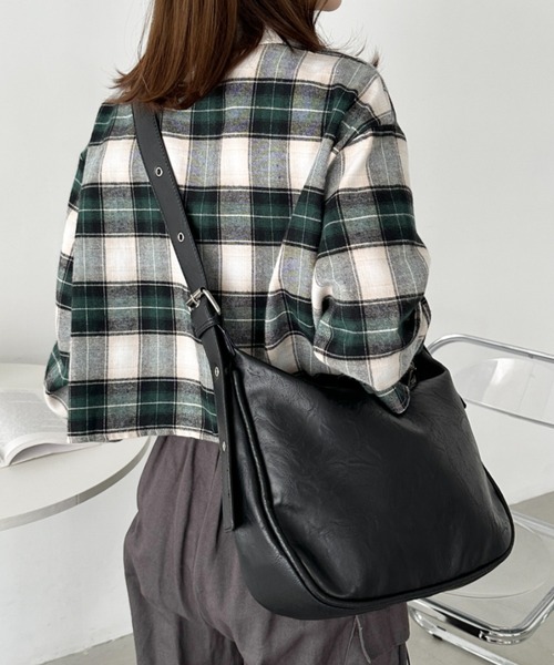 CLEA(クレア)の「ベルトヴィンテージライクショルダーバッグ(ショルダーバッグ・レディース・ブラウン/ブラック・FREE)」の11枚目の写真