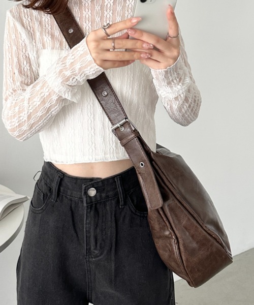 CLEA(クレア)の「ベルトヴィンテージライクショルダーバッグ(ショルダーバッグ・レディース・ブラウン/ブラック・FREE)」の10枚目の写真