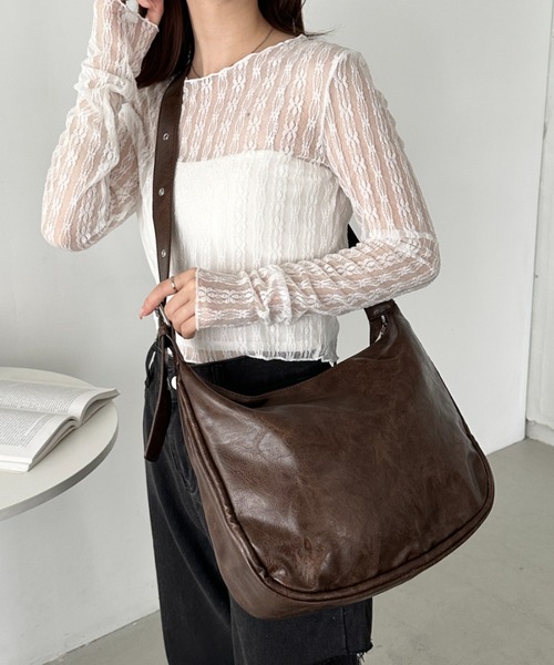 CLEA(クレア)の「ベルトヴィンテージライクショルダーバッグ(ショルダーバッグ・レディース・ブラウン/ブラック・FREE)」の4枚目の写真