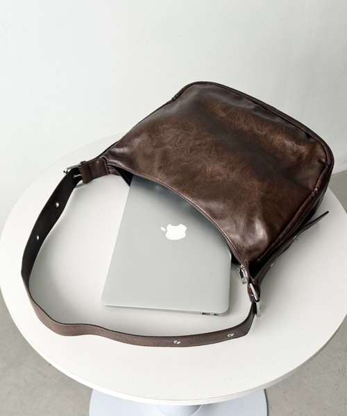 CLEA(クレア)の「ベルトヴィンテージライクショルダーバッグ(ショルダーバッグ・レディース・ブラウン/ブラック・FREE)」の3枚目の写真