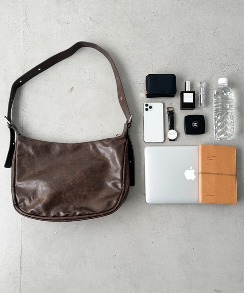 CLEA(クレア)の「ベルトヴィンテージライクショルダーバッグ(ショルダーバッグ・レディース・ブラウン/ブラック・FREE)」の15枚目の写真