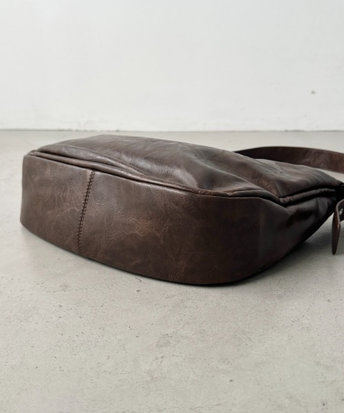 CLEA(クレア)の「ベルトヴィンテージライクショルダーバッグ(ショルダーバッグ・レディース・ブラウン/ブラック・FREE)」の12枚目の写真