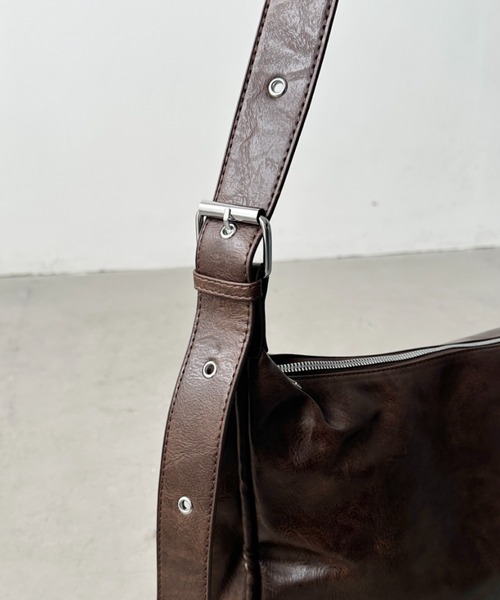 CLEA(クレア)の「ベルトヴィンテージライクショルダーバッグ(ショルダーバッグ・レディース・ブラウン/ブラック・FREE)」の9枚目の写真