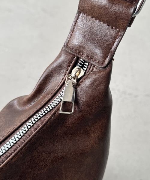 CLEA(クレア)の「ベルトヴィンテージライクショルダーバッグ(ショルダーバッグ・レディース・ブラウン/ブラック・FREE)」の16枚目の写真