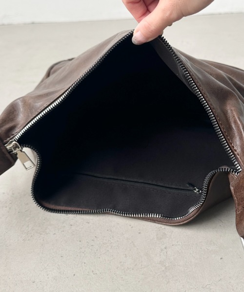 CLEA(クレア)の「ベルトヴィンテージライクショルダーバッグ(ショルダーバッグ・レディース・ブラウン/ブラック・FREE)」の6枚目の写真