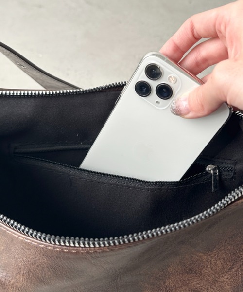 CLEA(クレア)の「ベルトヴィンテージライクショルダーバッグ(ショルダーバッグ・レディース・ブラウン/ブラック・FREE)」の22枚目の写真