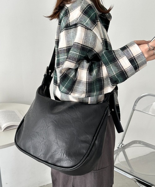 CLEA(クレア)の「ベルトヴィンテージライクショルダーバッグ(ショルダーバッグ・レディース・ブラウン/ブラック・FREE)」の5枚目の写真