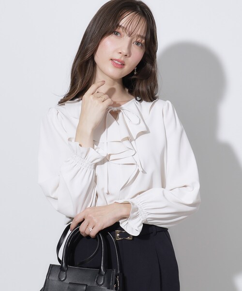 couture brooch(クチュールブローチ)の「【セレモニーシーン/お仕事にも】ラッフルフリルブラウス(シャツ/ブラウス・レディース・ピンク/ネイビー/オフホワイト・36/38/40/42)」の2枚目の写真