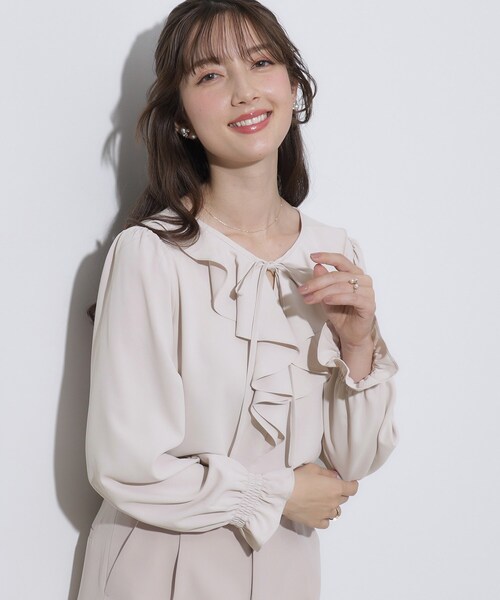 couture brooch(クチュールブローチ)の「【セレモニーシーン/お仕事にも】ラッフルフリルブラウス(シャツ/ブラウス・レディース・ピンク/ネイビー/オフホワイト・36/38/40/42)」の3枚目の写真