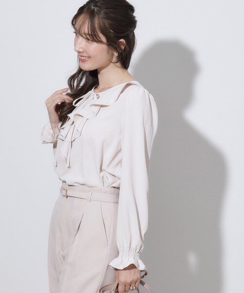 couture brooch(クチュールブローチ)の「【セレモニーシーン/お仕事にも】ラッフルフリルブラウス(シャツ/ブラウス・レディース・ピンク/ネイビー/オフホワイト・36/38/40/42)」の15枚目の写真