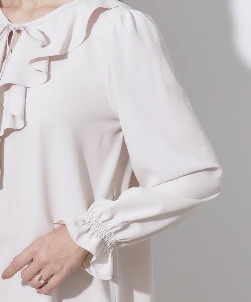 couture brooch(クチュールブローチ)の「【セレモニーシーン/お仕事にも】ラッフルフリルブラウス(シャツ/ブラウス・レディース・ピンク/ネイビー/オフホワイト・36/38/40/42)」の5枚目の写真