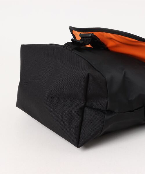 Manhattan Portage（マンハッタンポーテージ）の「Nylon Messenger Bag JR Flap Zipper Pocket ALPHA（メッセンジャーバッグ・メンズ・グレー/ブラック・SMALL）」の15枚目の写真