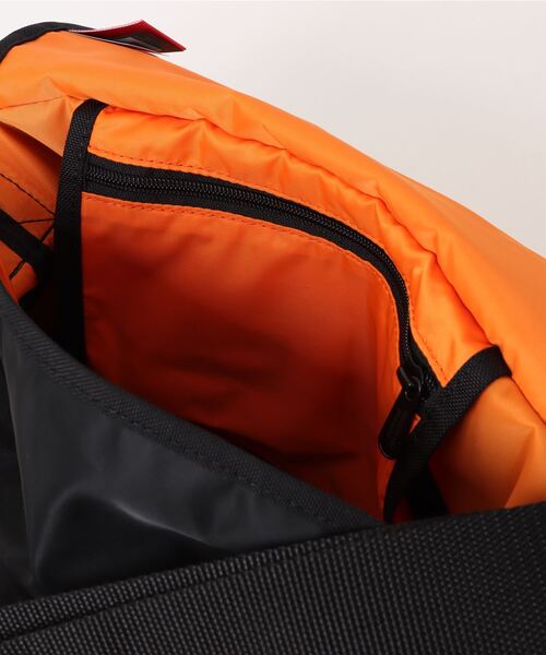 Manhattan Portage（マンハッタンポーテージ）の「Nylon Messenger Bag JR Flap Zipper Pocket ALPHA（メッセンジャーバッグ・メンズ・グレー/ブラック・SMALL）」の16枚目の写真