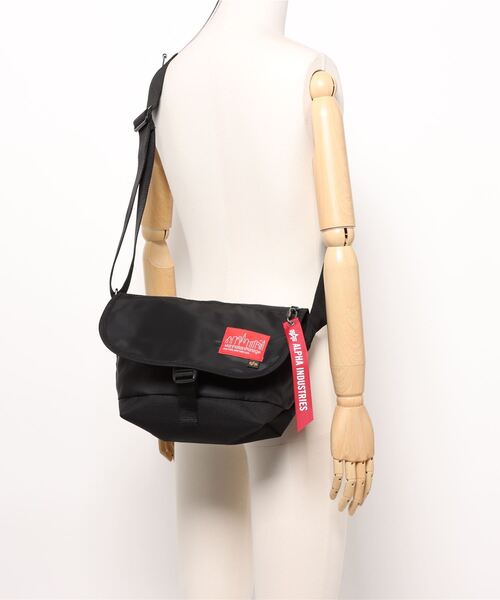 Manhattan Portage（マンハッタンポーテージ）の「Nylon Messenger Bag JR Flap Zipper Pocket ALPHA（メッセンジャーバッグ・メンズ・グレー/ブラック・SMALL）」の17枚目の写真
