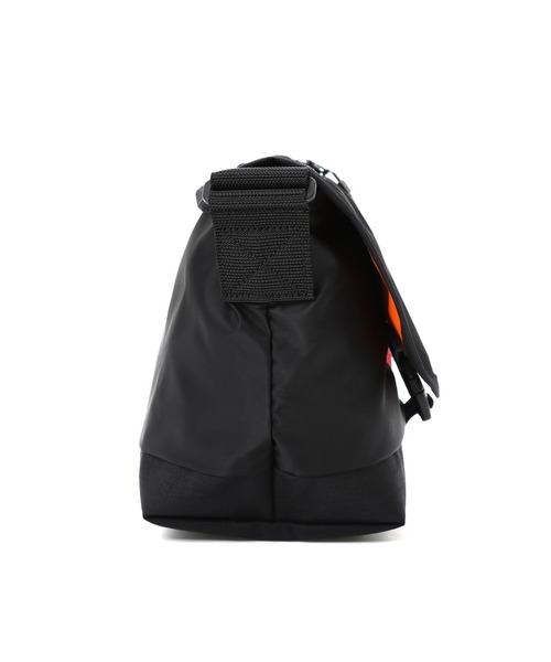 Manhattan Portage（マンハッタンポーテージ）の「Nylon Messenger Bag JR Flap Zipper Pocket ALPHA（メッセンジャーバッグ・メンズ・グレー/ブラック・SMALL）」の6枚目の写真