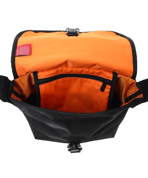 Manhattan Portage（マンハッタンポーテージ）の「Nylon Messenger Bag JR Flap Zipper Pocket ALPHA（メッセンジャーバッグ・メンズ・グレー/ブラック・SMALL）」の9枚目の写真