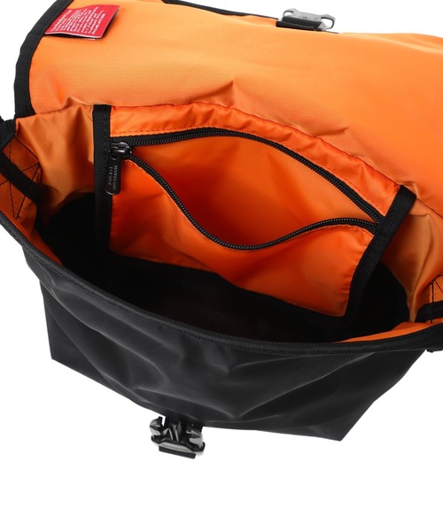 Manhattan Portage（マンハッタンポーテージ）の「Nylon Messenger Bag JR Flap Zipper Pocket ALPHA（メッセンジャーバッグ・メンズ・グレー/ブラック・SMALL）」の11枚目の写真