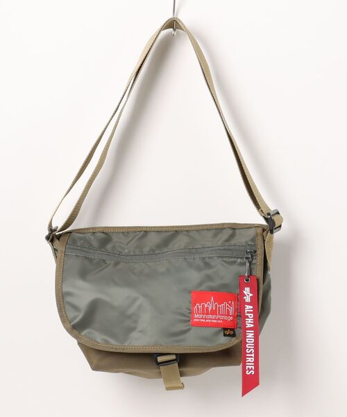 Manhattan Portage（マンハッタンポーテージ）の「Nylon Messenger Bag JR Flap Zipper Pocket ALPHA（メッセンジャーバッグ・メンズ・グレー/ブラック・SMALL）」の3枚目の写真