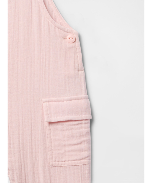 GAP（ギャップ）の「クリンクルガーゼ オーバーオール (ベビー)（サロペット/オーバーオール・キッズ・ピンク/ベージュ・70cm/90cm/60cm/80ｃｍ）」の4枚目の写真