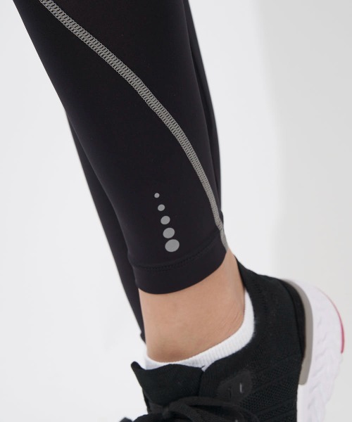 FILA(フィラ)の「ソフトコンプレッションレギンス(レギンス/スパッツ・レディース・ブラック/ネイビー/マルチ/ブラック×ブラック/ブラック×パープル・MEDIUM/SMALL/X-LARGE/LARGE)」の14枚目の写真