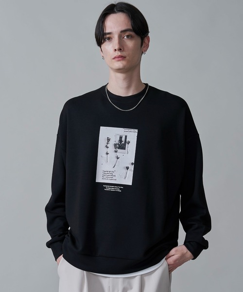 BROWNY(ブラウニー)の「BROWNY/アクセ付きフォトグラフィックプルオーバー(スウェット・メンズ・ホワイト/ブラック・LARGE/MEDIUM)」の1枚目の写真