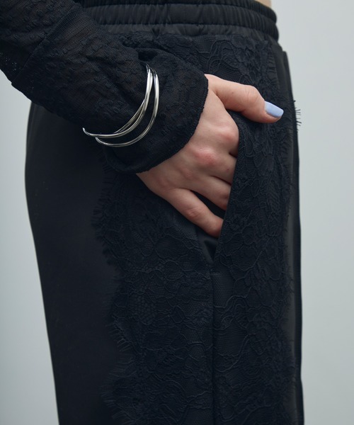 uyu.（ウユ）の「サイドレースライントラックパンツ（スラックス・レディース・ネイビー/ブラック・FREE）」の4枚目の写真