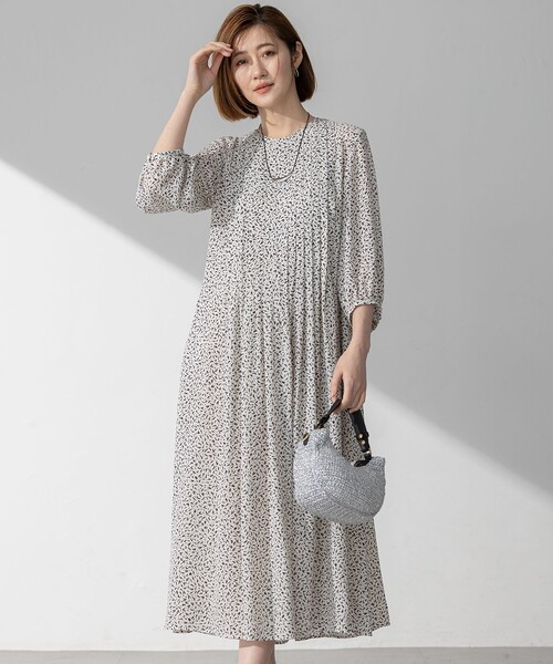 23区(ニジュウサンク)の「【接触冷感/吸水速乾/洗える】ペインティングプリント ワンピース(ワンピース・レディース・ベージュ系5/ネイビー系5・36/38/40)」の2枚目の写真