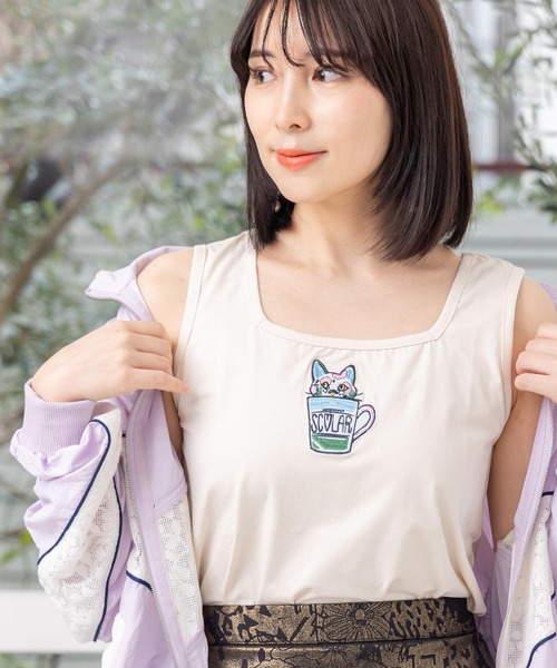 ScoLar(スカラー)の「151685:ネコ・ラビル・スカラー刺繍 クリアポーチ付きタンクトップ(タンクトップ・レディース・サックスブルー/アイボリー/パープル・M)」の2枚目の写真