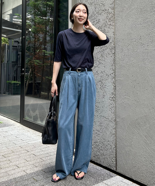 SLOBE IENA(スローブイエナ)の「《4サイズ展開/追加》LEDENIM TUCK TROUSERデニム(デニムパンツ・レディース・ブルー・34/36/38/40)」の4枚目の写真