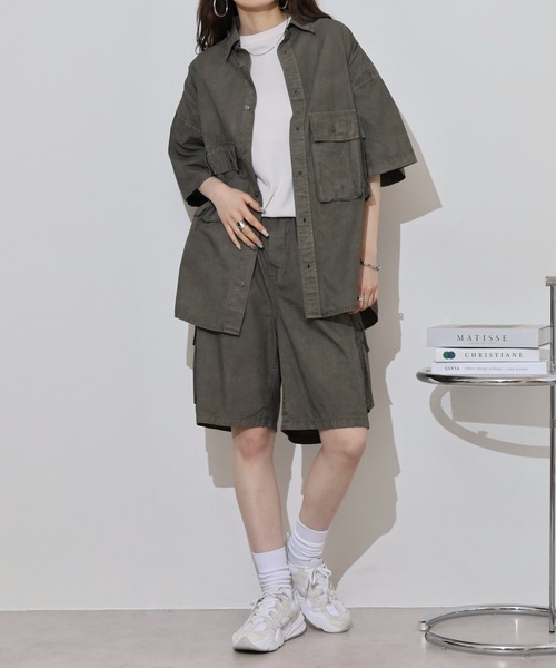 many men many mind（メニーメンメニーマインド）の「MANYMENMANYMINDS セットアップ ピグメント マルチポケット 半袖シャツ＆ショートパンツ（セットアップ・メンズ・ブルー/チャコール/サンドベージュ・L/M）」の21枚目の写真