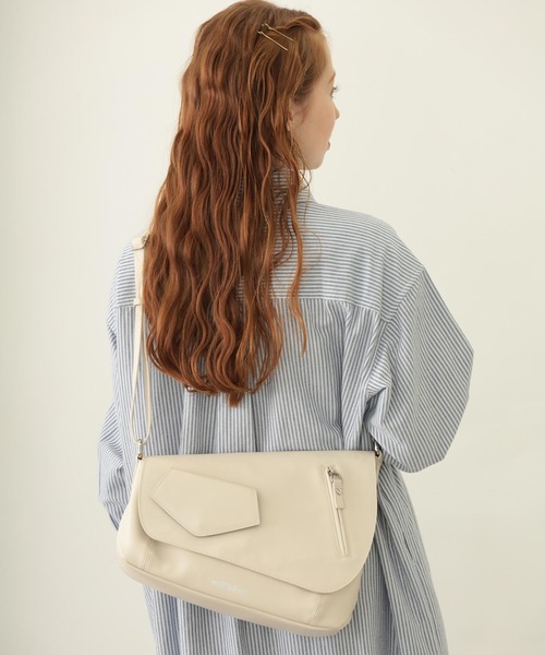 MILKFED.（ミルクフェド）の「ASYMMETRY FLAP BAG（ショルダーバッグ・レディース・オフホワイト/ブラック/バーガンディー・ONE SIZE）」の11枚目の写真