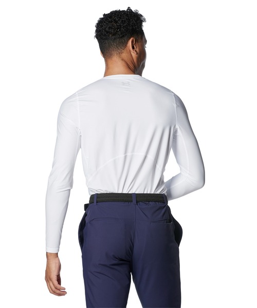 UNDER ARMOUR(アンダーアーマー)の「UAアイソチル フィッティド ロングスリーブ Vネックシャツ(ゴルフ/メンズ)(Tシャツ/カットソー・メンズ・ホワイト・XL/M/L/S/2XL)」の2枚目の写真