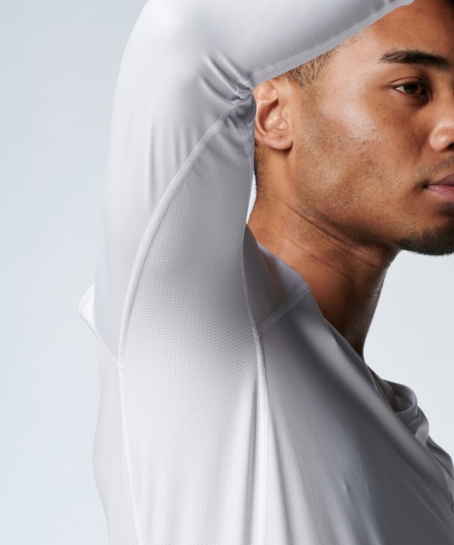 UNDER ARMOUR(アンダーアーマー)の「UAアイソチル フィッティド ロングスリーブ Vネックシャツ(ゴルフ/メンズ)(Tシャツ/カットソー・メンズ・ホワイト・XL/M/L/S/2XL)」の5枚目の写真