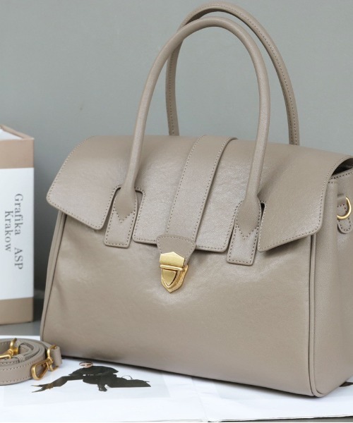 NiiNa(ニーナ)の「【 NiiNa / ニーナ 】高品質牛革2wayダブルポケットハンドレザーバッグ(ショルダーバッグ・レディース・ブラウン/ダークブラウン/ブラック/ブラウン系その他/グレイッシュベージュ/カーキ・FREE)」の5枚目の写真