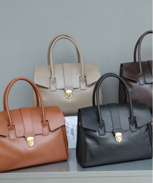 NiiNa(ニーナ)の「【 NiiNa / ニーナ 】高品質牛革2wayダブルポケットハンドレザーバッグ(ショルダーバッグ・レディース・ブラウン/ダークブラウン/ブラック/ブラウン系その他/グレイッシュベージュ/カーキ・FREE)」の13枚目の写真