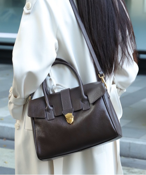 NiiNa(ニーナ)の「【 NiiNa / ニーナ 】高品質牛革2wayダブルポケットハンドレザーバッグ(ショルダーバッグ・レディース・ブラウン/ダークブラウン/ブラック/ブラウン系その他/グレイッシュベージュ/カーキ・FREE)」の9枚目の写真