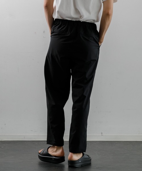 OOFOS（ウーフォス）の「OOFOS OOmega OOahh（サンダル・レディース・ベージュ/ブラック・25/24/23/28/27/26）」の17枚目の写真