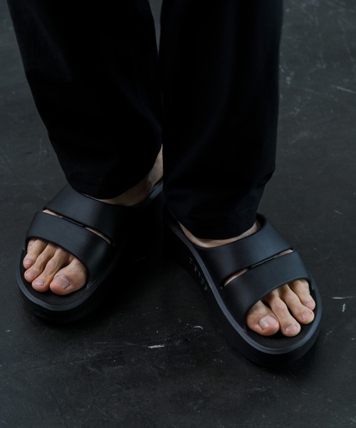 OOFOS（ウーフォス）の「OOFOS OOmega OOahh（サンダル・レディース・ベージュ/ブラック・25/24/23/28/27/26）」の13枚目の写真